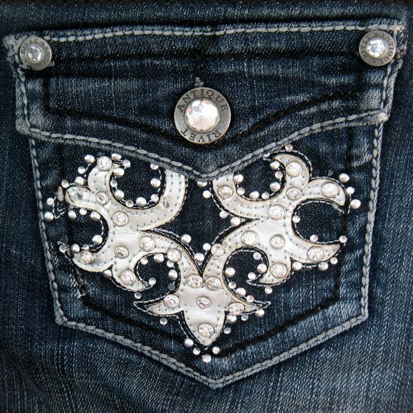 Antique Rivet Bootcut Flap Pockets Embellished Dark Wash Distressed Sz 27 (tag) - Picture 5 of 9